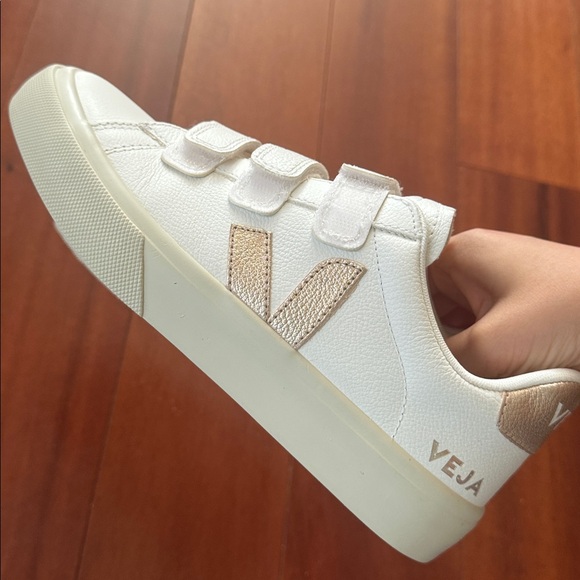 Veja Recife Triple-Grip Bicolor Sneakers White Sneakers with Gold Details - Picture 4 of 5
